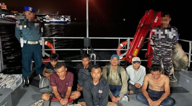 Enam PMI Ilegal yang diamankan TNI AL dari satuan Lanal Tanjung Balai Karimun. (Foto : Humas Lanal TBK)