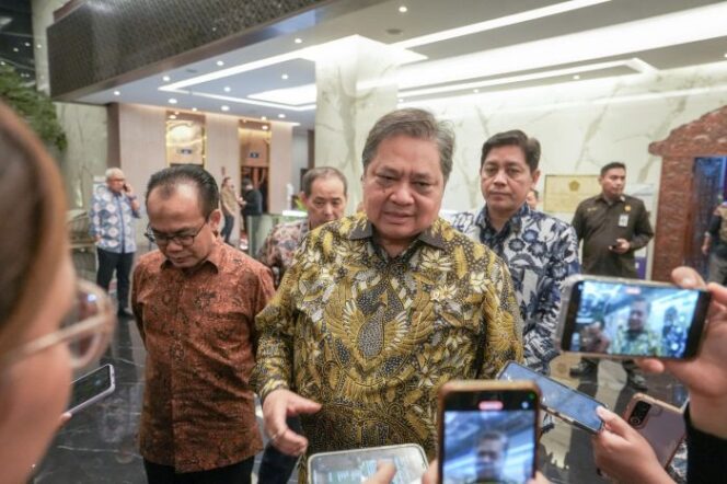 
					Menko Perekonomian Airlangga Hartarto saat memberikan keterangan kepada awak media (Foto : Humas Kemenko Perekonomian)