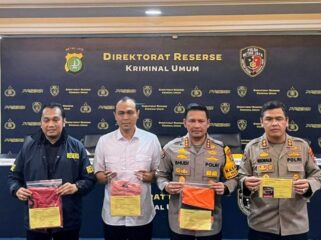 Wadirreskrimum Polda Metro Jaya, AKBP Putu Kholis Aryana saat menunjukan barang bukti kasus dugaan pemaksaan love scamming dugaan pemaksaan love scamming . (Foto: Humas Polda Metro Jaya)