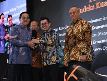 Staf Khusus Menteri PANRB Bidang Pengendalian Mutu Prinsip Meritokrasi Tasdik Kinanto saat menerima Tropi Penghargaan IKK Award 2025 dari  Kepala Lembaga Administrasi Negara (LAN) Muhammad Taufiq . (Foto: Humas Kementerian PANRB)