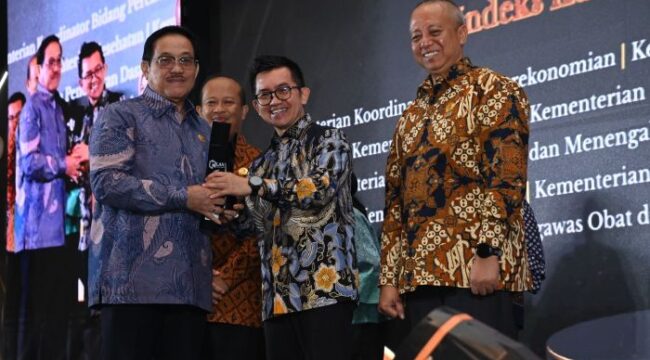 Staf Khusus Menteri PANRB Bidang Pengendalian Mutu Prinsip Meritokrasi Tasdik Kinanto saat menerima Tropi Penghargaan IKK Award 2025 dari  Kepala Lembaga Administrasi Negara (LAN) Muhammad Taufiq . (Foto: Humas Kementerian PANRB)