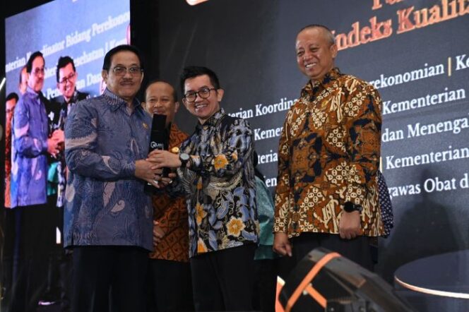 
					Staf Khusus Menteri PANRB Bidang Pengendalian Mutu Prinsip Meritokrasi Tasdik Kinanto saat menerima Tropi Penghargaan IKK Award 2025 dari  Kepala Lembaga Administrasi Negara (LAN) Muhammad Taufiq . (Foto: Humas Kementerian PANRB)