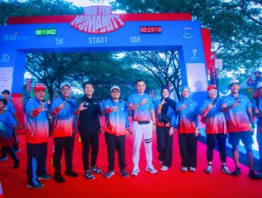 Wakil Wali Kota Tangsel, Pilar Saga Ichsan berfoto bersama penyelenggara Run For Humanity