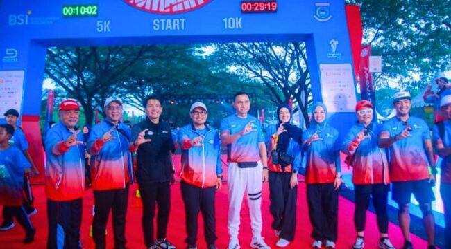 Wakil Wali Kota Tangsel, Pilar Saga Ichsan berfoto bersama penyelenggara Run For Humanity