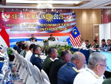 Suasana jalannya  Sidang ke-18 High Level Committee (HLC) Malaysia–Indonesia, yang dipimpin Panglima TNI Jenderal TNI Agus Subiyanto dan Panglima Angkatan Tentera Malaysia (ATM) Jeneral Tan Sri Mohd Nizam bin Hj Jaffar.. (Foto : Puspen TNI)