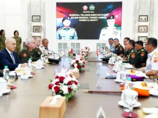 Panglima TNI Jenderal TNI Agus Subiyanto saat menerima kunjungan kehormatan (Courtesy Call) dari Mayor Jenderal Yousef A. Al Hnaity, Kepala Staf Gabungan Angkatan Bersenjata Yordania. (Foto: Puspen TNI)