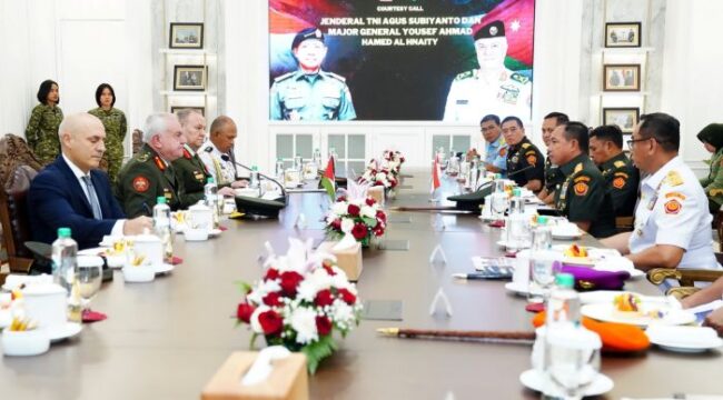 Panglima TNI Jenderal TNI Agus Subiyanto saat menerima kunjungan kehormatan (Courtesy Call) dari Mayor Jenderal Yousef A. Al Hnaity, Kepala Staf Gabungan Angkatan Bersenjata Yordania. (Foto: Puspen TNI)