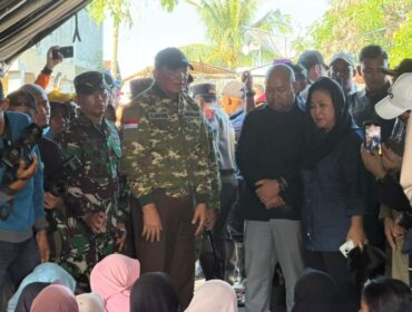 Panglima TNI Jenderal Agus Subiyanto saat mendampingi Menteri Pertahanan Sjafrie Sjamsoeddin saat meninjau langsung kawasan terdampak banjir di Kabupaten Pidie Jaya, Aceh, Sabtu (29/11/2025).. (Foto : Puspen TNI)