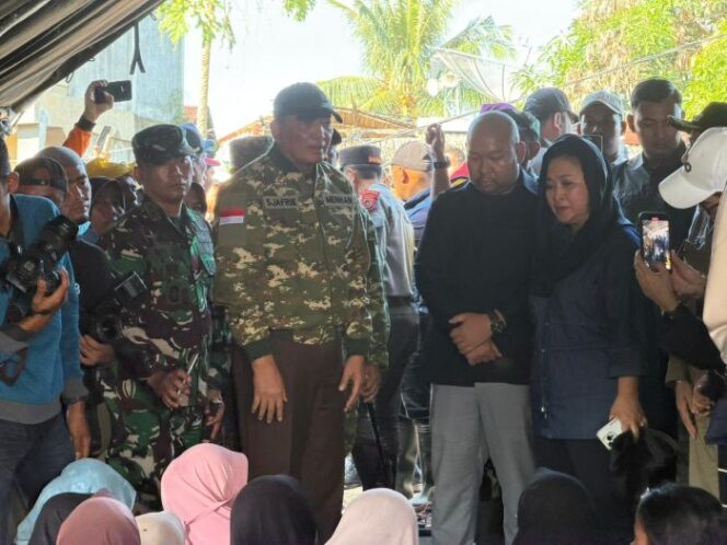
					Panglima TNI Jenderal Agus Subiyanto saat mendampingi Menteri Pertahanan Sjafrie Sjamsoeddin saat meninjau langsung kawasan terdampak banjir di Kabupaten Pidie Jaya, Aceh, Sabtu (29/11/2025).. (Foto : Puspen TNI)