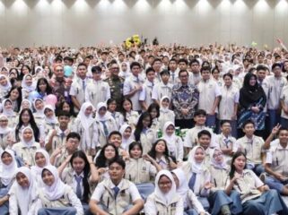 Wali Kota Jakarta Pusat (Kiri Batik Merah) bersama duta 1.005 Pelajar Duta Ketenteraman dan Ketertiban Umum Jakarta .(Foto : Kominfotik Jakpus)