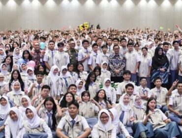 Wali Kota Jakarta Pusat (Kiri Batik Merah) bersama duta 1.005 Pelajar Duta Ketenteraman dan Ketertiban Umum Jakarta .(Foto : Kominfotik Jakpus)