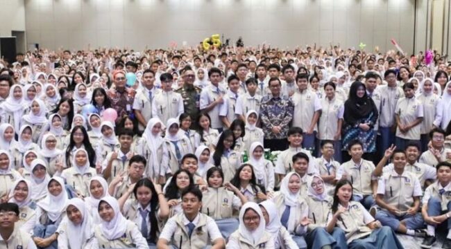 Wali Kota Jakarta Pusat (Kiri Batik Merah) bersama duta 1.005 Pelajar Duta Ketenteraman dan Ketertiban Umum Jakarta .(Foto : Kominfotik Jakpus)