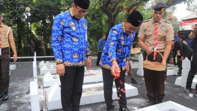 Wali Kota Tangerang melakukan prosesi tabur bunga pada perayaan hari pahlawan, 10 November 2025 (Foto: Istimewa)