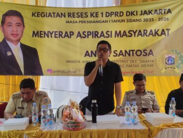 Anggota DPRD DKI Jakrta, Andri Santosa, saat  memberikan sambutan dalam  acara reses menyerap aspirasi masyarakat Kelurahan Kalideres. (Foto: Ist)