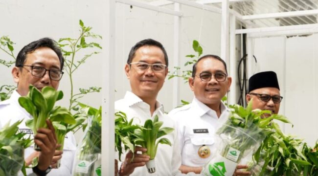Wali KOta Jakarta Pusat Arifin saat meresmikan Resmikan Sistem Aquaponik Taman Etik. (Foto: Kominfotik Jakpus)