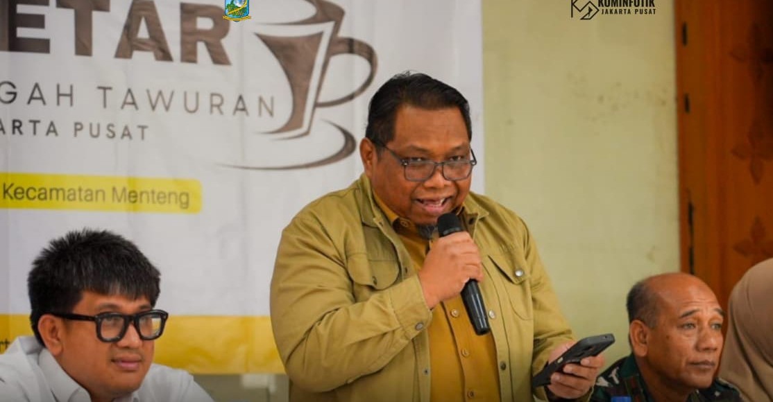 Kepala Suku Badan Kesatuan Bangsa dan Politik (Kesbangpol) Kota Administrasi Jakarta Pusat Rahmat Hidayat saat membuka diskusi  interaktif 'Ngopi Cetar' (Ngobrol Pintar Cegah Tawuran). (Foto : Komonfotik Jakpus)