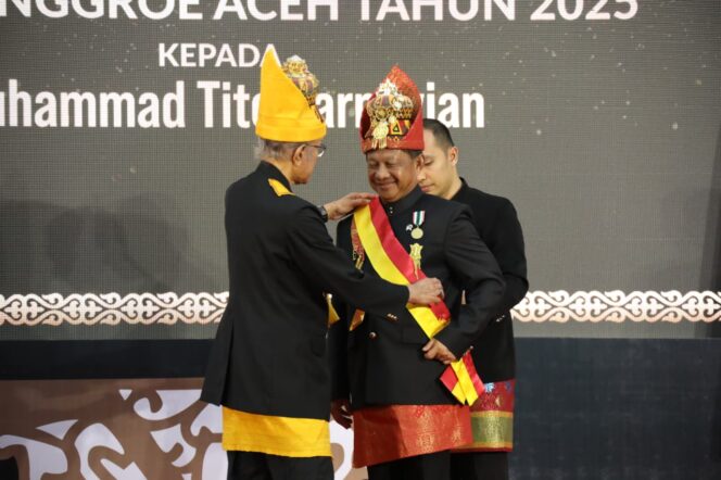 
					Menteri Dalam Negeri Tito Karnavian saat menerima gelar kehormatan “Petua Panglima Hukom” dari Lembaga Wali Nanggroe Aceh. (Foto : Puspen Kemendagri)