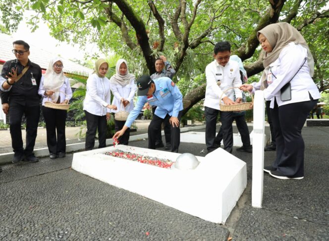 
					Menteri Sosial Saifullah Yusuf atau Gus Ipul melaksanakan ziarah ke Taman Makam Pahlawan (TMP) Taruna Kota Tangerang, Provinsi Banten, dalam rangka peringatan Hari Pahlawan, Rabu (12/11/2025). (Foto : humas Kemensos)
