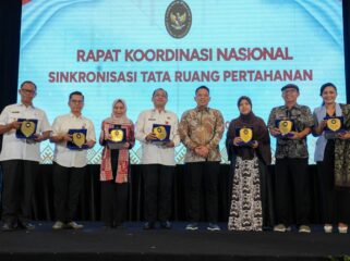 Deputi Bidang Koordinasi Pertahanan Negara dan Kesatuan Bangsa Kemenko Polkam, Mayjen TNI Purwito Hadi Wardhono (Tengah, Batik) , saat foto bersama dengan peserta Rapat Koordinasi Nasional (Rakornas) Sinkronisasi Tata Ruang Pertahanan di Surabaya, Rabu (12/11/2025). (Foto; Humas Kemenko)
