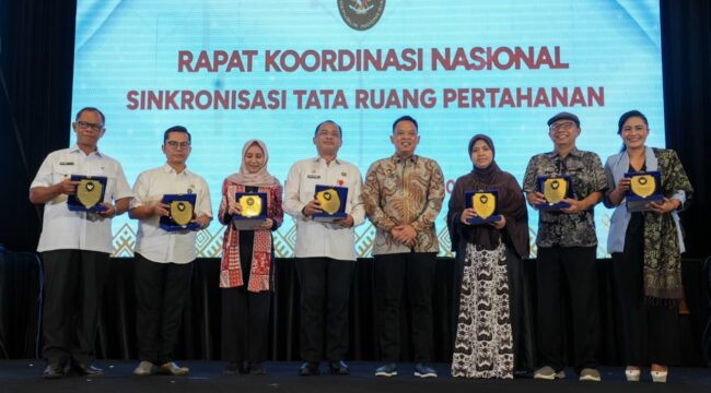 Deputi Bidang Koordinasi Pertahanan Negara dan Kesatuan Bangsa Kemenko Polkam, Mayjen TNI Purwito Hadi Wardhono (Tengah, Batik) , saat foto bersama dengan peserta Rapat Koordinasi Nasional (Rakornas) Sinkronisasi Tata Ruang Pertahanan di Surabaya, Rabu (12/11/2025). (Foto; Humas Kemenko)
