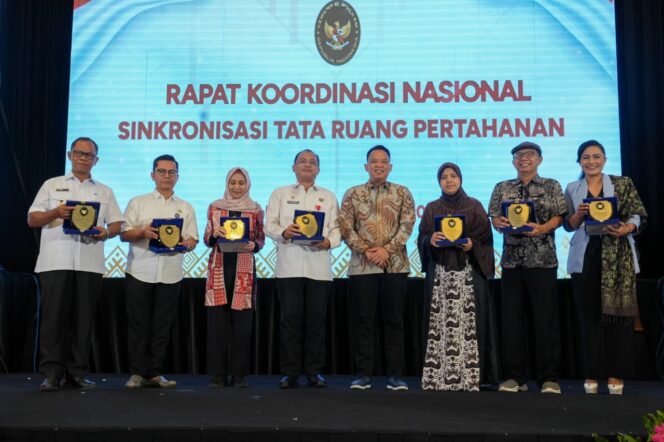 
					Deputi Bidang Koordinasi Pertahanan Negara dan Kesatuan Bangsa Kemenko Polkam, Mayjen TNI Purwito Hadi Wardhono (Tengah, Batik) , saat foto bersama dengan peserta Rapat Koordinasi Nasional (Rakornas) Sinkronisasi Tata Ruang Pertahanan di Surabaya, Rabu (12/11/2025). (Foto; Humas Kemenko)
