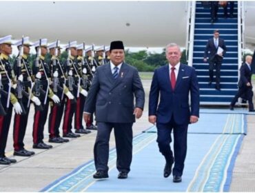 Presiden Prabowo Subianto saat menyambut kedatanga Raja Yordania Abdullah II Ibn Al Hussein di Lanud Halim Perdana Kusuma. Jakarta (Foto: Screenshot Laman Presiden RI)