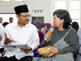 Mensos Saifullah Yusuf saat  berdialog dengan salah seorang penerima BLTS di Bandung (Foto : Humas Kemensos)