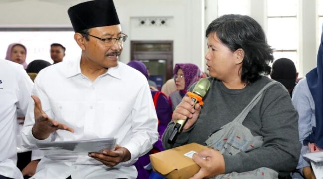 Mensos Saifullah Yusuf saat  berdialog dengan salah seorang penerima BLTS di Bandung (Foto : Humas Kemensos)