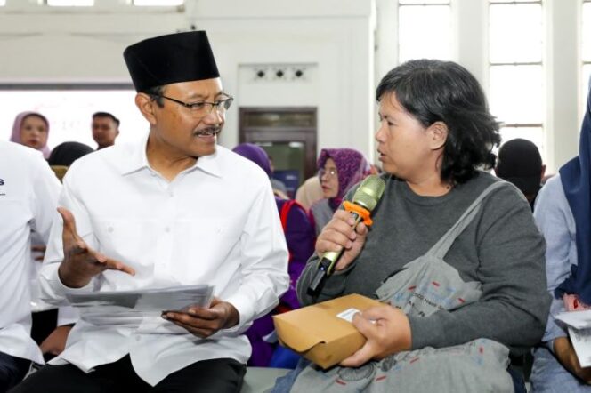 
					Mensos Saifullah Yusuf saat  berdialog dengan salah seorang penerima BLTS di Bandung (Foto : Humas Kemensos)