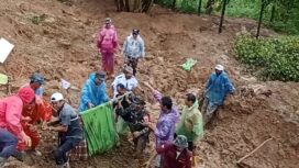 Prajurit TNI bersama masyrakat saat menevakuasi salah satu anggota TNI yang gugur . (Foto : Puspen TNI)