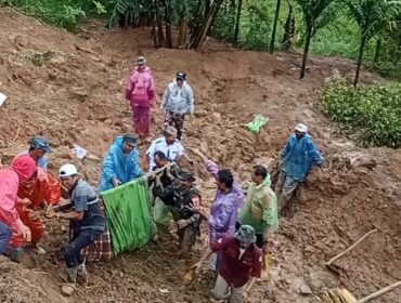 Prajurit TNI bersama masyrakat saat menevakuasi salah satu anggota TNI yang gugur . (Foto : Puspen TNI)