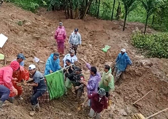 
					Prajurit TNI bersama masyrakat saat menevakuasi salah satu anggota TNI yang gugur . (Foto : Puspen TNI)