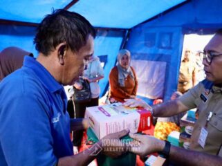 Wali Kota Jakarta Pusat Arifin saat menyerahkan bantuan kepada salah satu korban kebakaran di Bendungan Hilir. (Foto : Kominfotik Jakpus)
