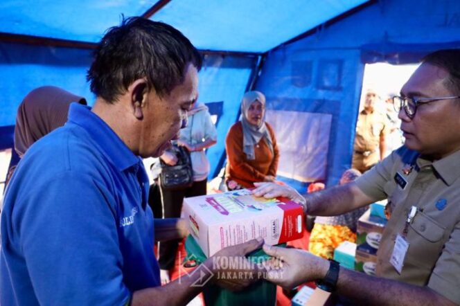 
					Wali Kota Jakarta Pusat Arifin saat menyerahkan bantuan kepada salah satu korban kebakaran di Bendungan Hilir. (Foto : Kominfotik Jakpus)
