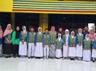 Koordinator Bank Sampah Gunung Emas, Vera Nofita, bersama Kepala SDN Pondok Bambu 04 Jakarta Timur, Dini Nuraeni S.Pd (Tengah ) saat foto bersama dengan 11 Duta Lingkungan  