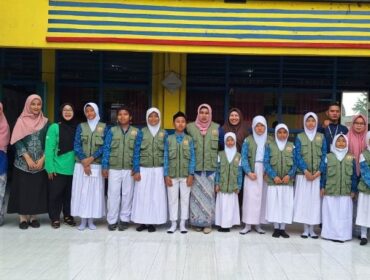 Koordinator Bank Sampah Gunung Emas, Vera Nofita, bersama Kepala SDN Pondok Bambu 04 Jakarta Timur, Dini Nuraeni S.Pd (Tengah ) saat foto bersama dengan 11 Duta Lingkungan  