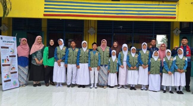 Koordinator Bank Sampah Gunung Emas, Vera Nofita, bersama Kepala SDN Pondok Bambu 04 Jakarta Timur, Dini Nuraeni S.Pd (Tengah ) saat foto bersama dengan 11 Duta Lingkungan  