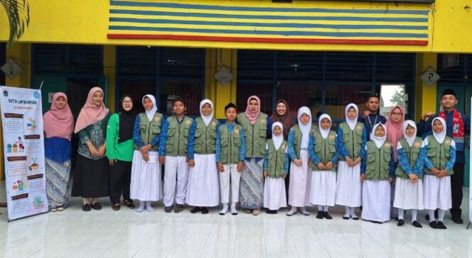 
					Koordinator Bank Sampah Gunung Emas, Vera Nofita, bersama Kepala SDN Pondok Bambu 04 Jakarta Timur, Dini Nuraeni S.Pd (Tengah ) saat foto bersama dengan 11 Duta Lingkungan  