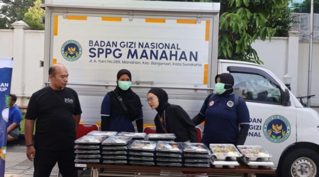 Satuan Pelayanan Pemenuhan Gizi (SPPG) Kota Solo saat melakukan showcase MBG di CFD Solo. (Foto: Humas BGN)