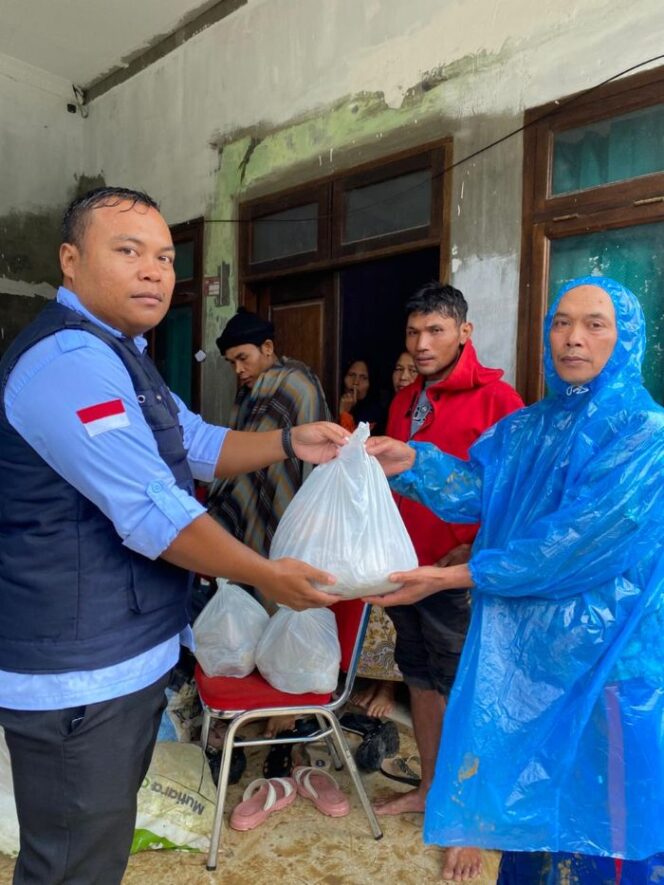 
					Petugas BGN saat memberikan bantuan paket MBG kepada salah seorang korban banjir di Tapanuli Selatan. (Foto : Humas BGN)