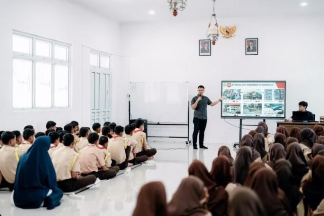 Katim Pencegahan Satgaswil Aceh Densus 88 AT Polri, IPDA Said Martunis saat memaparkan pencegahan terorisme kepada siswa -siswi. (Foto : Mabes Polri_
