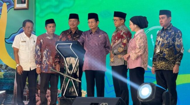 Menteri Agama Nasaruddin Umar didampingi Anggota Komisi VIII DPR RI KH Maman Imanulhaq saat melakukan Kick Off Hari Guru . (Foto : Ist)