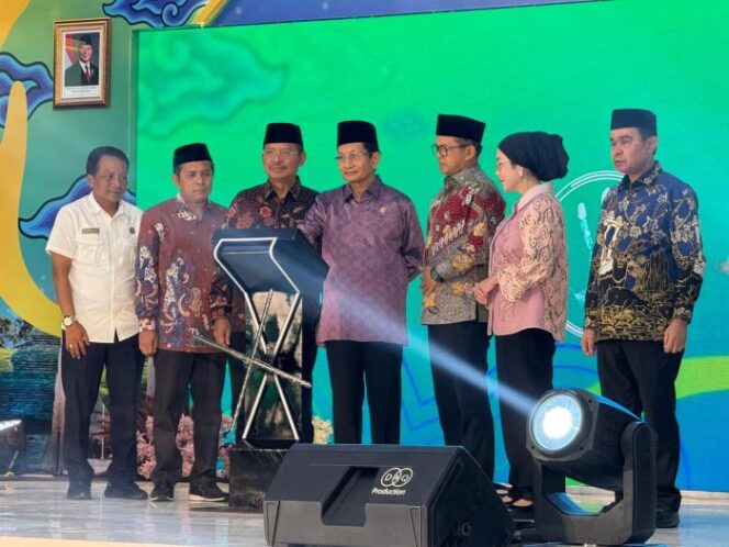 
					Menteri Agama Nasaruddin Umar didampingi Anggota Komisi VIII DPR RI KH Maman Imanulhaq saat melakukan Kick Off Hari Guru . (Foto : Ist)