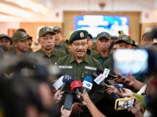 Menteri Sosisl Saifullah Yusuf saat memberikan kerterangan kepada awak media usai membuka Pelatihan Dapodik Bagi Operator Sekolah Rakyat Tahap 1C, serta Pelatihan Pengasuhan Sekolah Rakyat Bagi Wali Asuh dan Pelatihan Pengelolaan Asrama Bagi Wali Asrama Tahap 1C Batch 2 di Pusdiklatbangprof Kemensos, Margaguna Raya, Jakarta Selatan, Senin (24/11/2025). (Foto; Humas Kemensos)