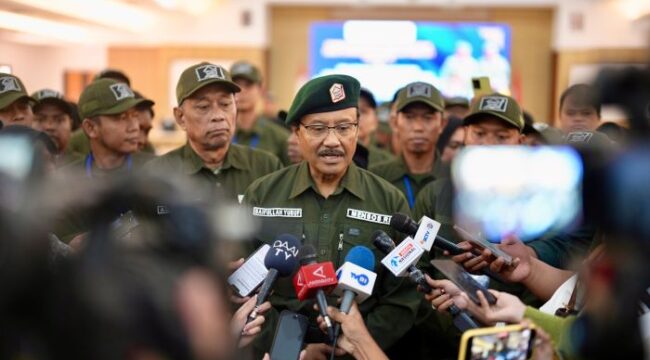 Menteri Sosisl Saifullah Yusuf saat memberikan kerterangan kepada awak media usai membuka Pelatihan Dapodik Bagi Operator Sekolah Rakyat Tahap 1C, serta Pelatihan Pengasuhan Sekolah Rakyat Bagi Wali Asuh dan Pelatihan Pengelolaan Asrama Bagi Wali Asrama Tahap 1C Batch 2 di Pusdiklatbangprof Kemensos, Margaguna Raya, Jakarta Selatan, Senin (24/11/2025). (Foto; Humas Kemensos)