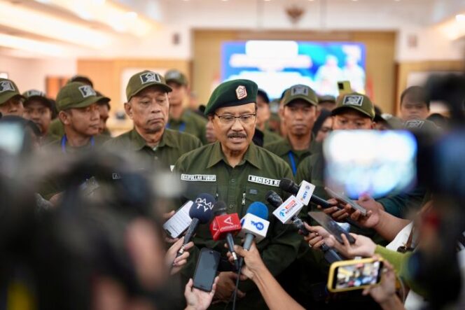 
					Menteri Sosisl Saifullah Yusuf saat memberikan kerterangan kepada awak media usai membuka Pelatihan Dapodik Bagi Operator Sekolah Rakyat Tahap 1C, serta Pelatihan Pengasuhan Sekolah Rakyat Bagi Wali Asuh dan Pelatihan Pengelolaan Asrama Bagi Wali Asrama Tahap 1C Batch 2 di Pusdiklatbangprof Kemensos, Margaguna Raya, Jakarta Selatan, Senin (24/11/2025). (Foto; Humas Kemensos)