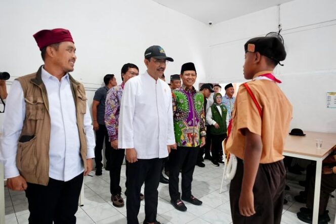 
					Menteri Sosial Saifullah Yusuf atau Gus Ipul saat mengunjungi sekolah Rakyat di Pasuruan. (Foto : Humas Kemensos)