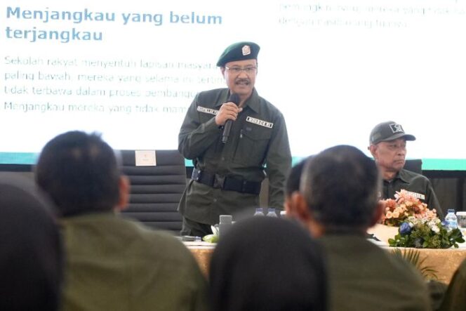 
					Jadi Pembicara di Seminar Nasional. Gus Ipul Paparkan Paradigma Baru Sekolah Rakyat