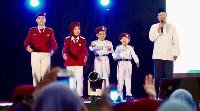 - Menteri Sosial Saifullah Yusuf atau Gus Ipul saat hadir dalam acara dialog Kesejahteraan Sosial dan Sekolah Rakyat di Gedung Kesenian Darmoyudo, Kota Pasuruan. (Foto : Humas Kemensos)