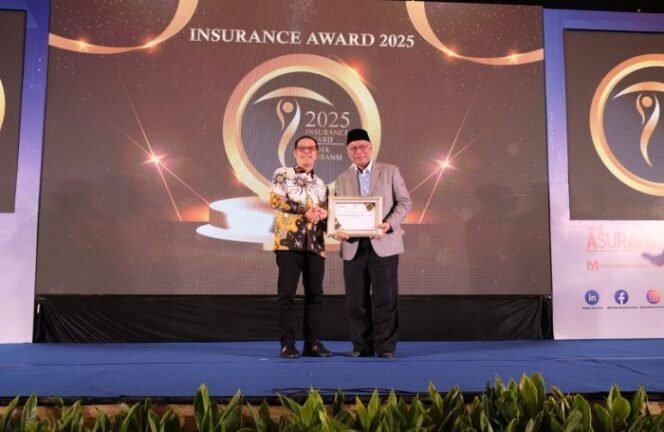 Direktur Teknik Merangkap Plt Direktur Keuangan, Umum & SDM PT Jasaraharja
Putera, Suhardiman, saat menerima penghargaan  Insurance Award 2025  (foto: ist)